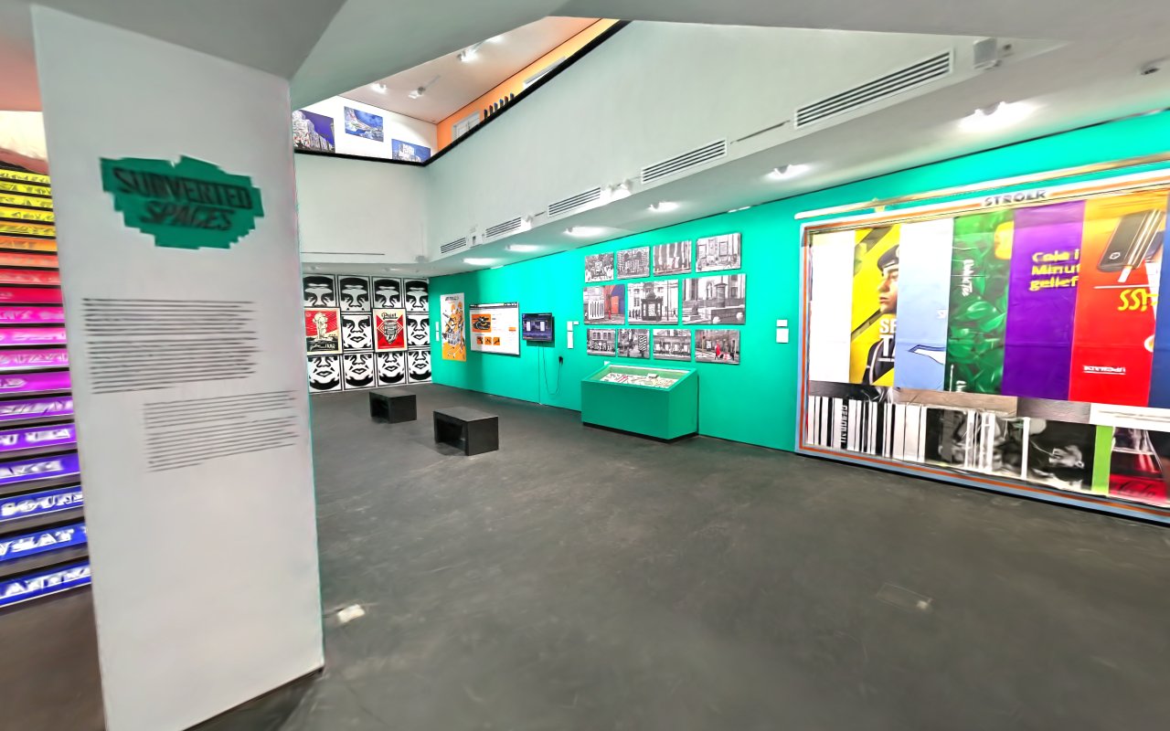 Türkiser Ausstellungsraum in der Ausstellung Love Letters to the City