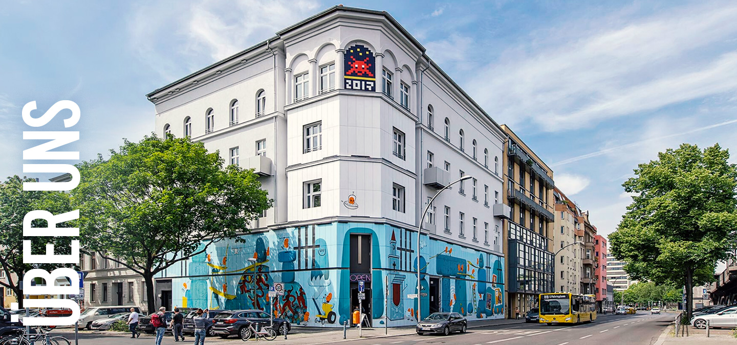 Außenansicht des Urban Nation Museums mit der von Dave the Chimp gestalteten Fassade.