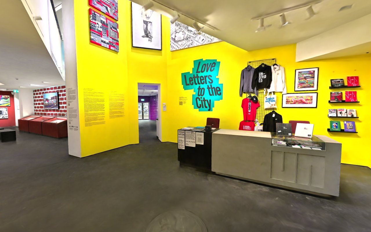 Innenansicht der URBAN NATION Ausstellung „Love Letters to the City“